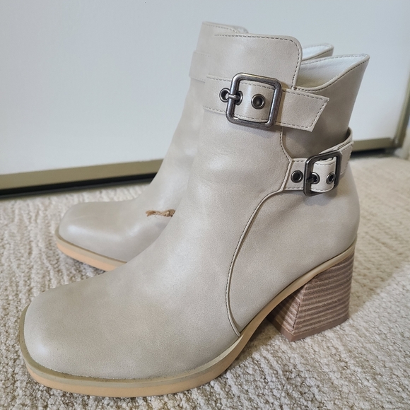 Boots size 7 - Picture 3 of 5